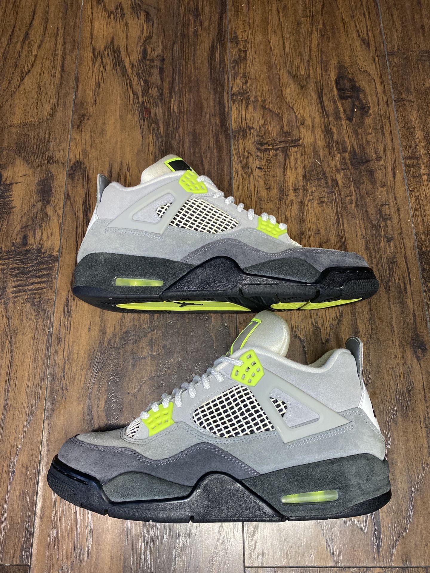 Jordan 4 SE Neon