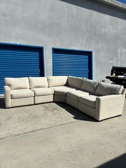 Macy’s Beige Sectional Couch 🛻Delivery Available🛻