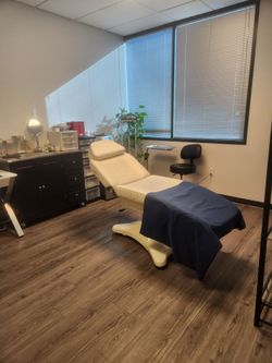 Exam Chair White - adjustable