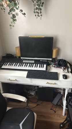 White desk with drawers