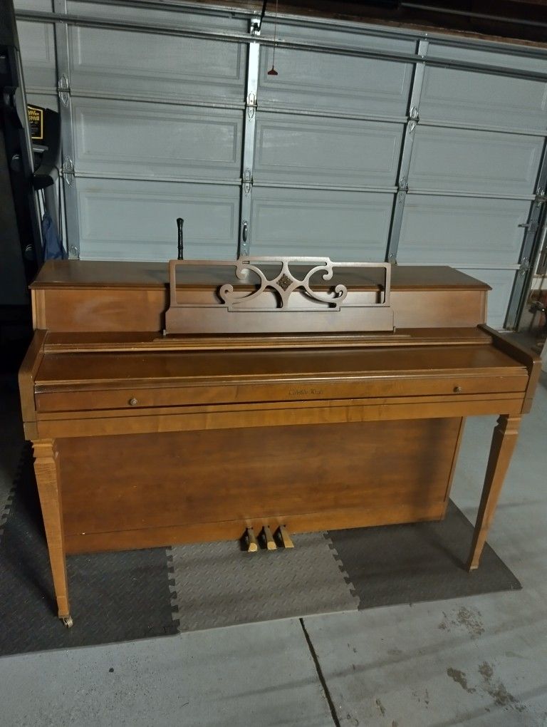 Great Condition Piano!!! ๐น