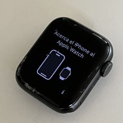 Apple Watch SE with Cracked Screen