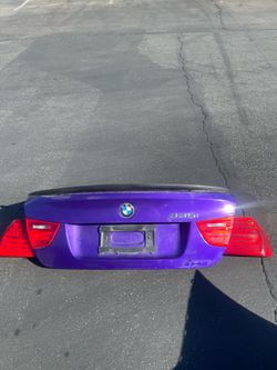 Lci trunk lid with lci tail lights