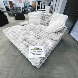 Chaise Lounge, Thor, Sectionals, Cooktops, Samsung, Speed Queen, LG