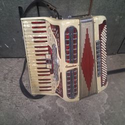 Vendo esta acordeón asà como está no sé qué tiene