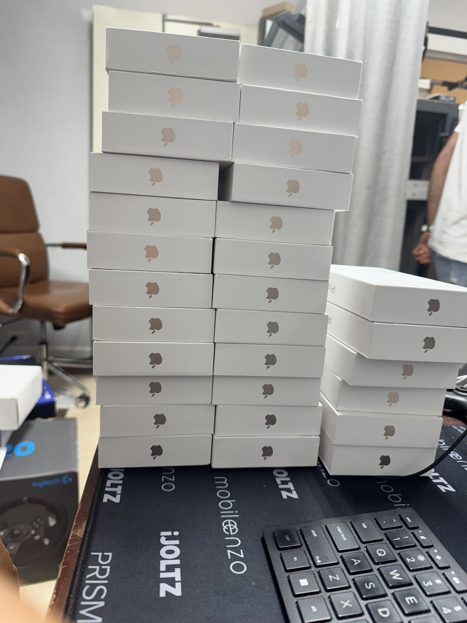 iPhone 16 promax locked/unlocked
