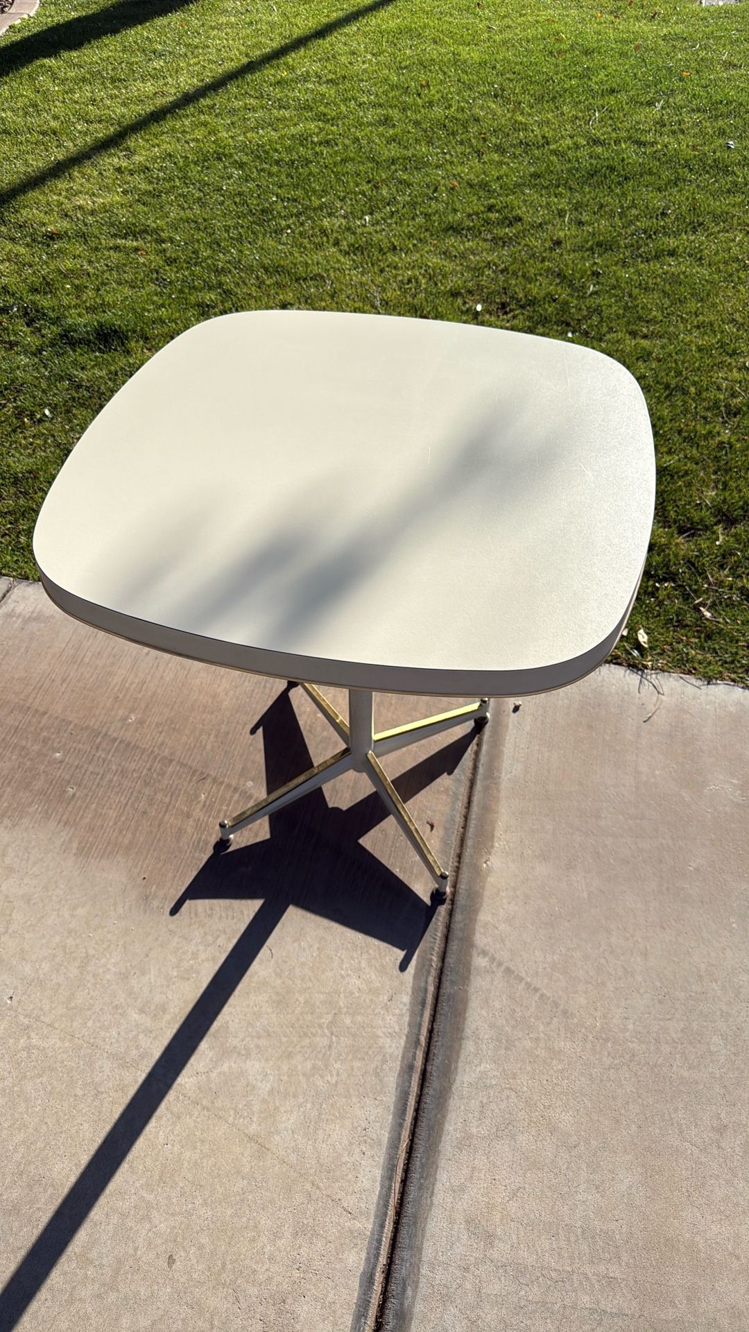 Small cute Formica table kitchen area, Nice condition