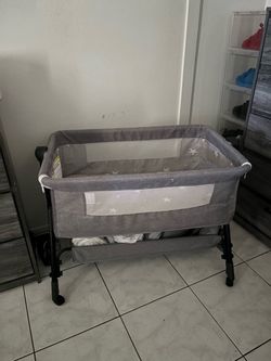 Baby bassinet/ side sleeper