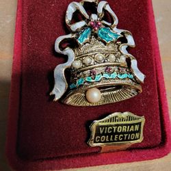 Vintage Victorian Style Christmas Pin