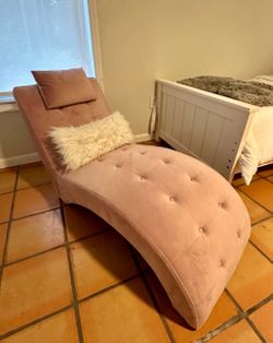 Rooms To Go Girls pink lounge chaise
