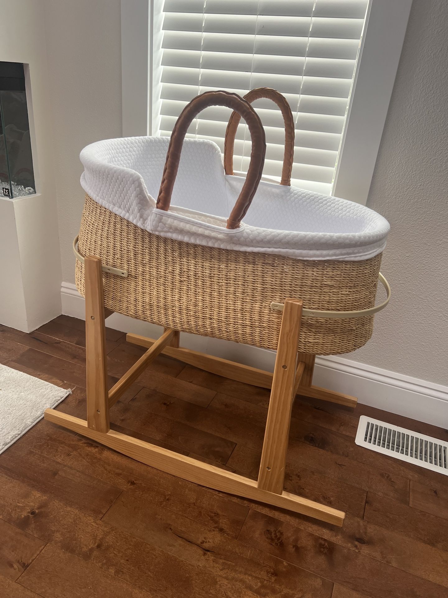 DESIGN DUA Bassinet and Stand