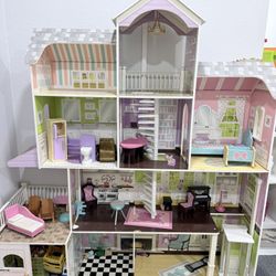 Doll house W/accessories