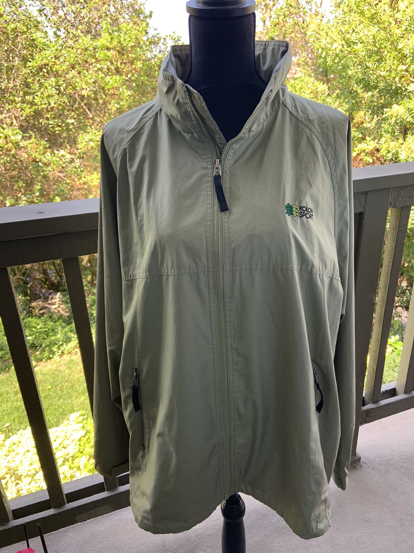 Kolon Sport Windbreaker Size XL.
