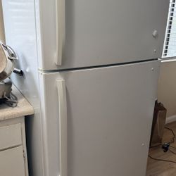 Insignia Refrigerator – Top Freezer – Works Great