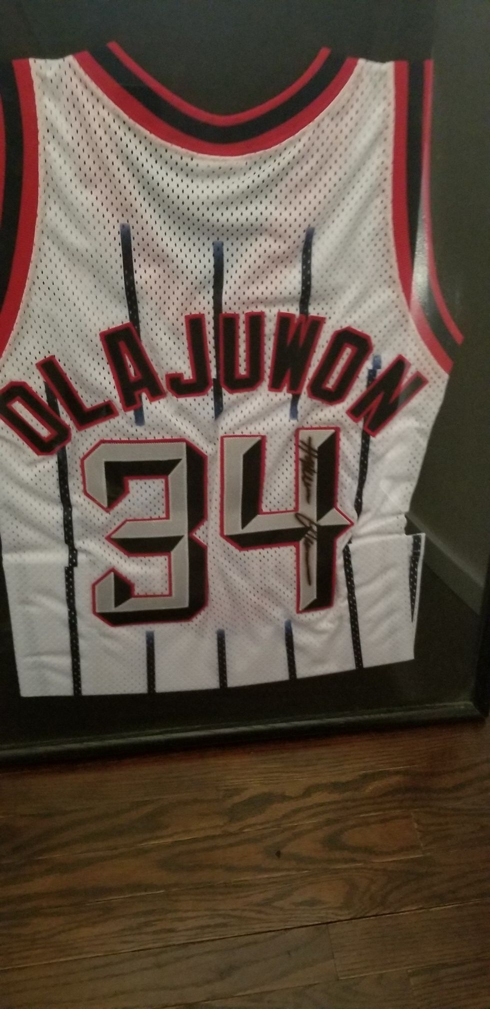 Autographed game Jersey Hakeem Olajuwon) Hall Of Fame !!