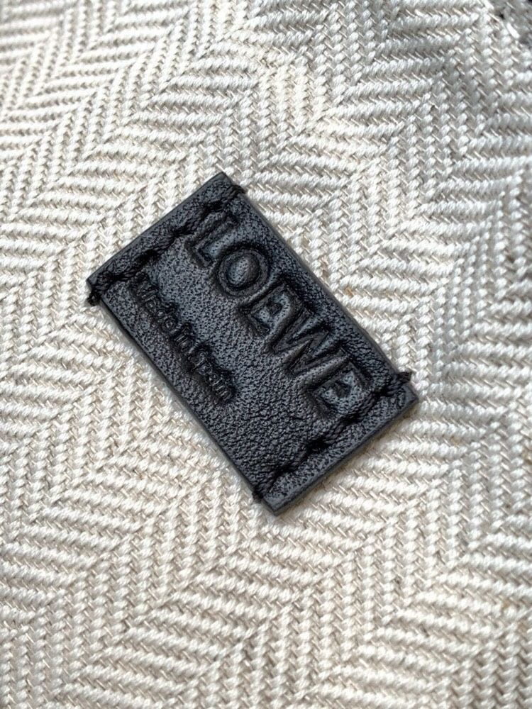 The cuboid shape and precise cutting technology create Puzzle's unique geometric lines.  