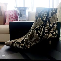 Womens MICHAEL KORS ankle Boots. Brand New Size 7 Medium