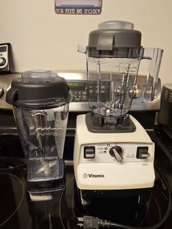 Vitamix Model VM0102B W/ 64oz & 32oz Pitchers & Lids No Tamper - Works!