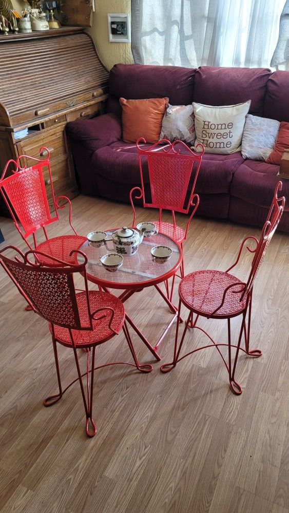 Esclusive Metal Chairs And Table