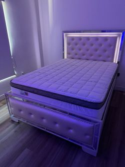 Queen Size Bed Frame With Led Lights  / Mattress Included
New in a box 
      

Cama Queen con Luz Led   Colchon Incluido Nueva En Caja
Entregamos a d