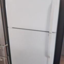 G.E. REFRIGERATOR WORKS GREAT 