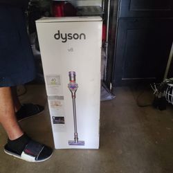 Dyson V8 Vacuum 