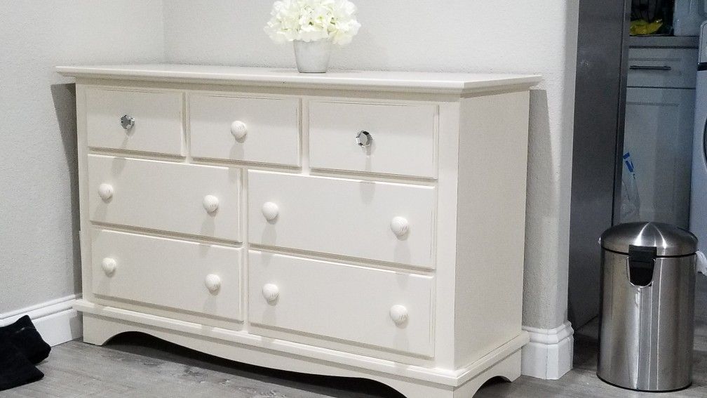 Land Of Nod Off White 7 Drawer Dresser