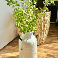 Farmhouse Ceramic Vase!