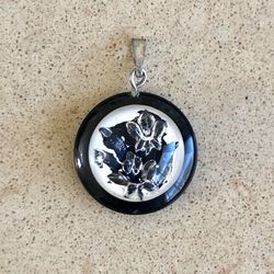 🐼 Pretty, black and white floral pendant reworked from a vintage cabochon