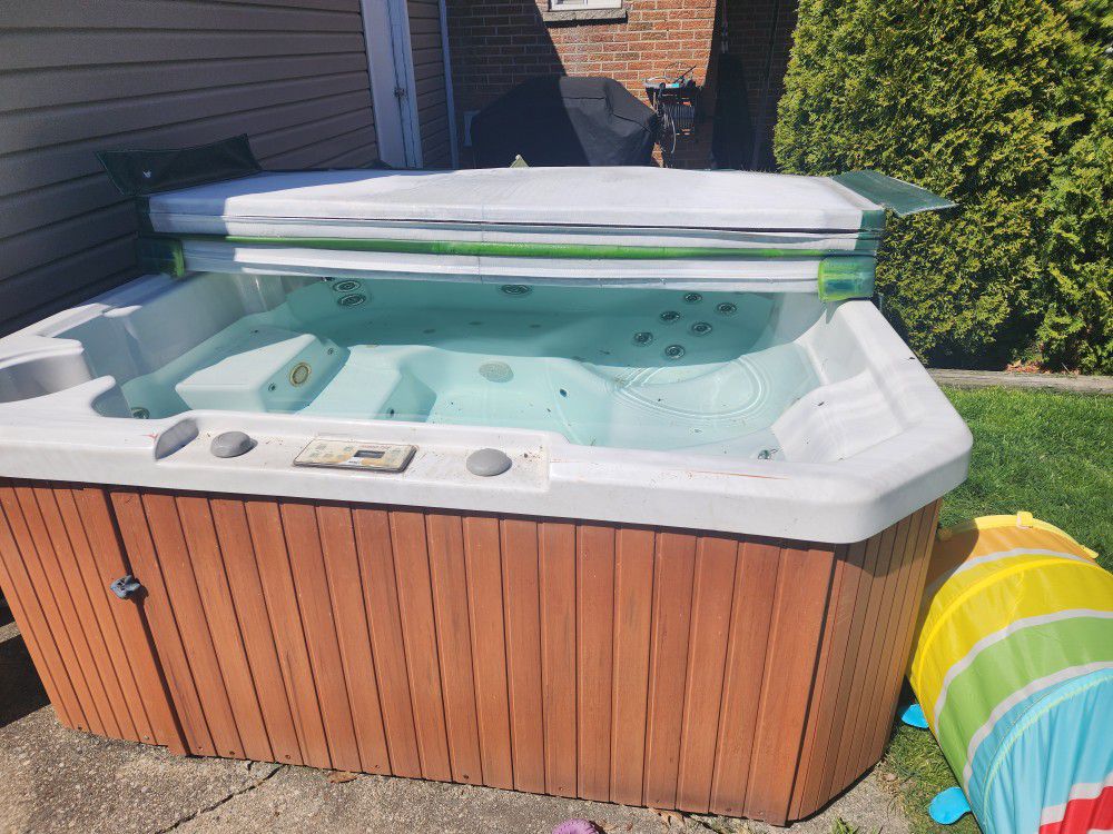 FREE Hydro Spa Hot Tub ( Not working)