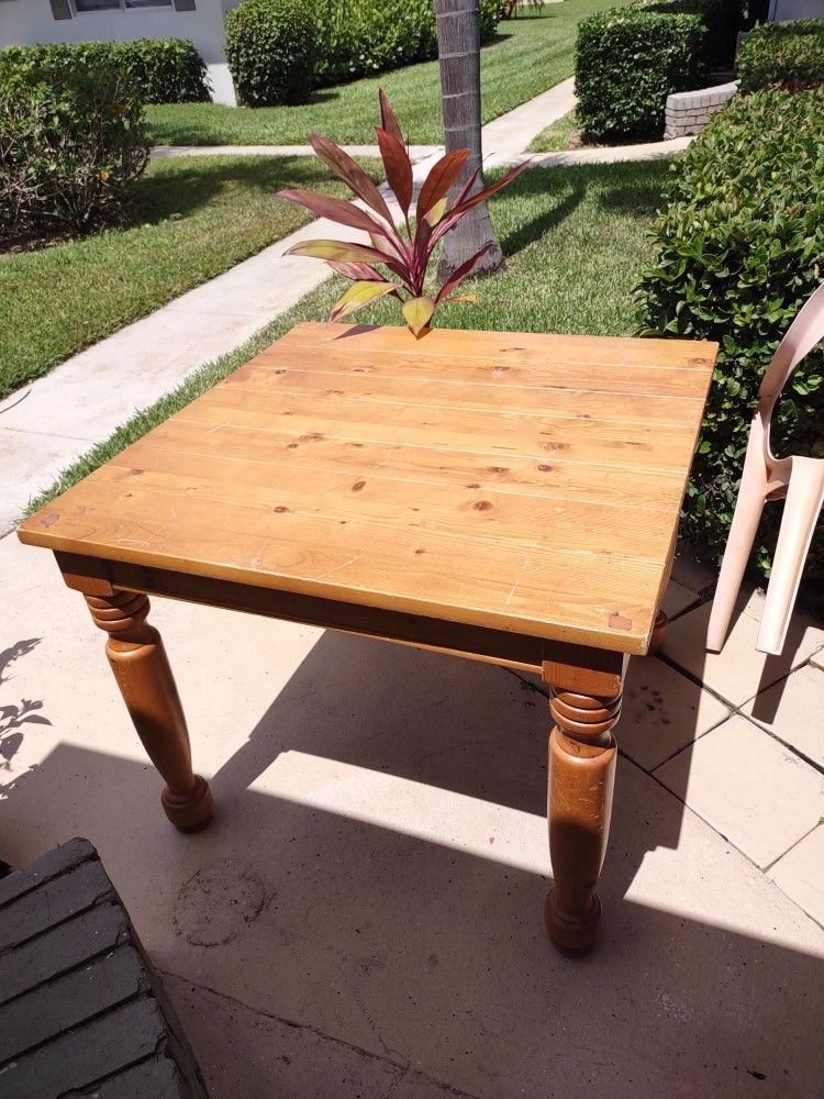 Mesa Con Tres Sillas Y Mesita Chiquita En