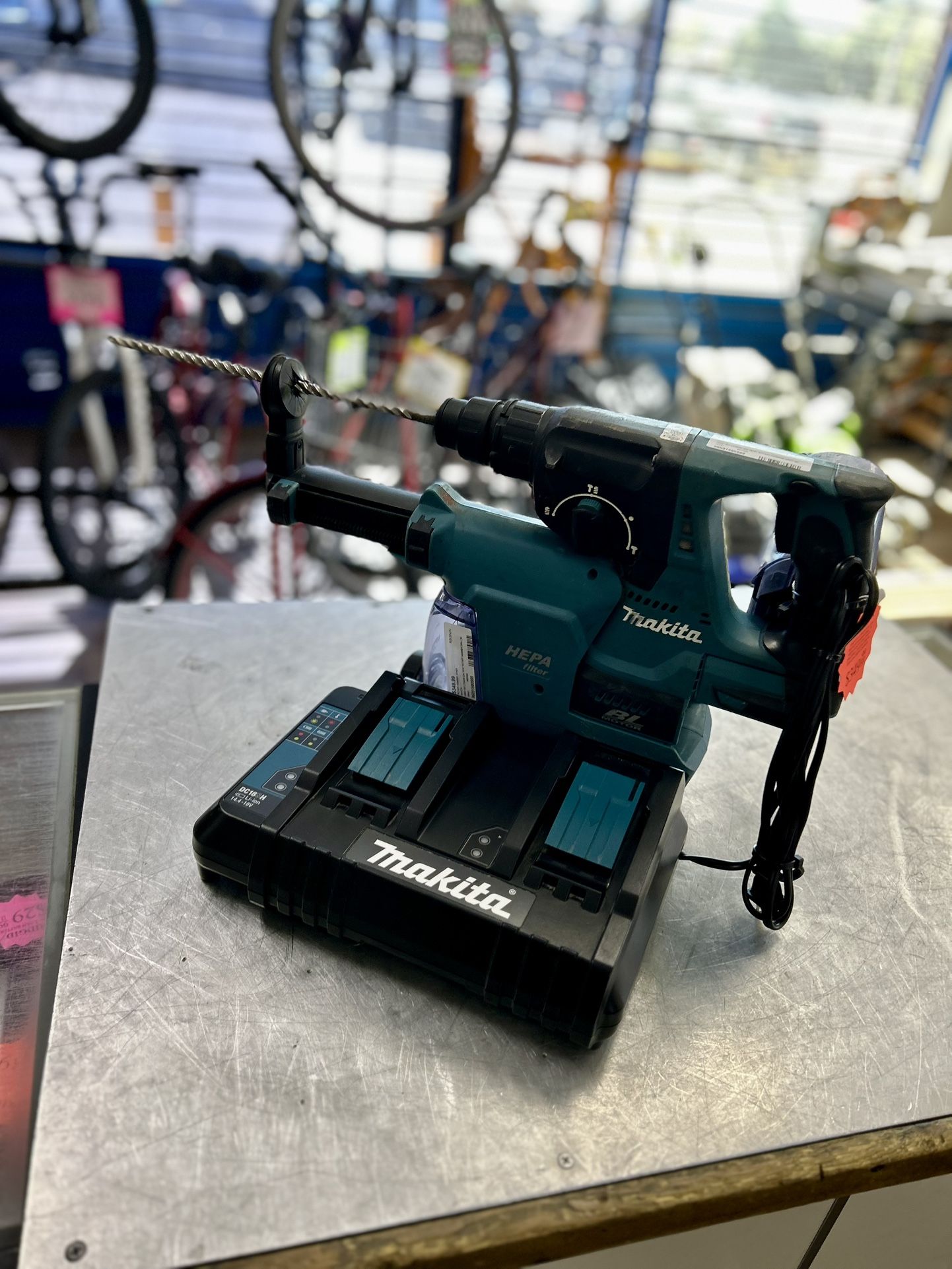 96091 Used Makita 18v Lithium Ion 15/16” Rotary Hammer Drill W/HEPA Dust Extractor W/2x Filters, 1.5ah Battery & Dual Charger 580888