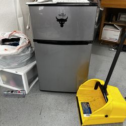 Mini Fridge with Freezer – Works Great