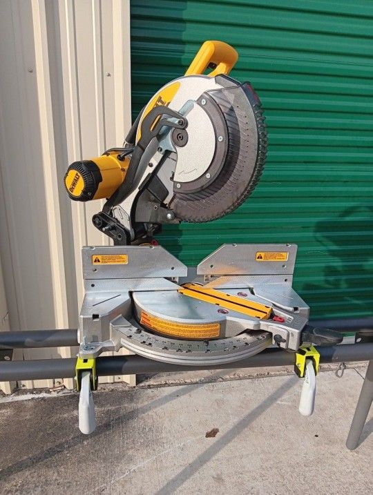 Like New! DEWALT 15 Amp Corded 12 in. Compound Double Bevel Miter Saw W