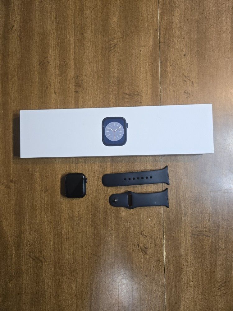 Apple Watch series 8, 41mm w/ band
