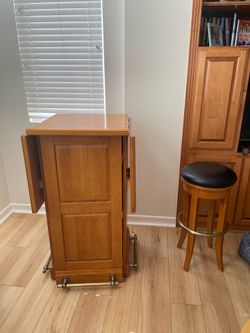 Expandable wooden bar with bar stools