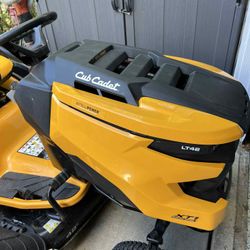 CUB CADET 42” RIDING LAWNMOWER