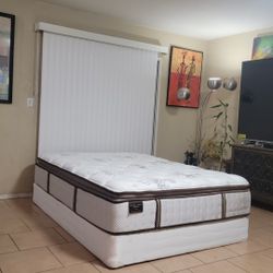 HIGH QUALITY QUEEN SIZE STEARNS AND FOSTER MATTRESS AND BOXSPRING FOR SALE! IN GREAT CONDITION, FREE DELIVERY 