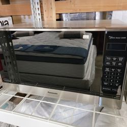 Panasonic 2.2 Cu Ft Counter Top Microwave Oven W/ Cyclonic Inverter Technology. $139