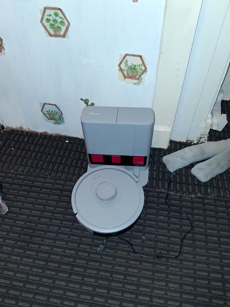 Shark Vacuum Robot