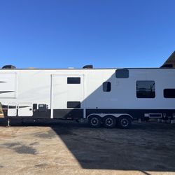 2017 Dutchman Voltage 5th Wheel Toy Hauler