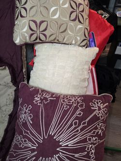 Rarely Used Queen Size Bedding Set With Extras