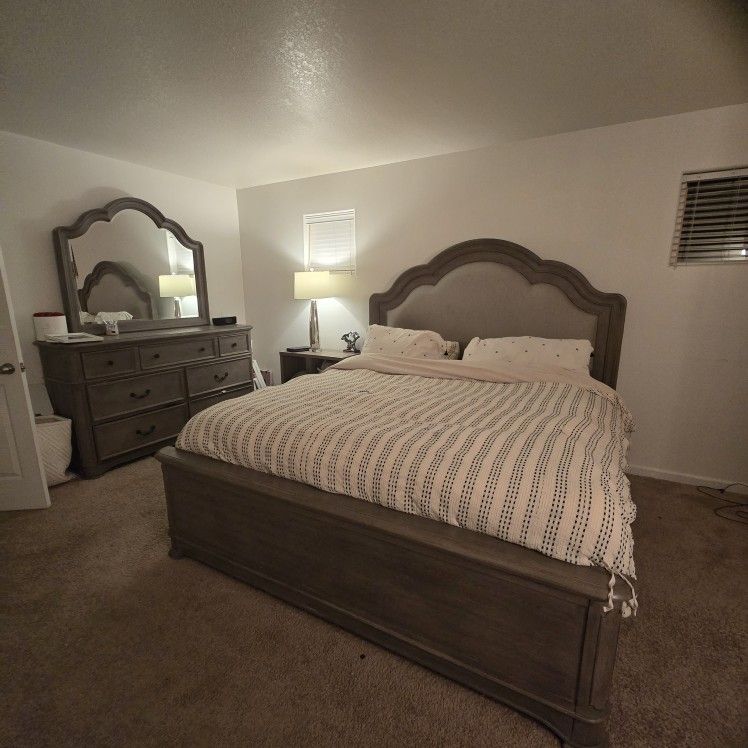 Set 3.pc King Bed, Drawer Dresser & Mirror, Nightstand, Macy's Furniture