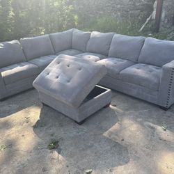 *FREE DELIVERY* Thomasville Nailhead 2 Piece Sectional W/ Storage Ottoman 