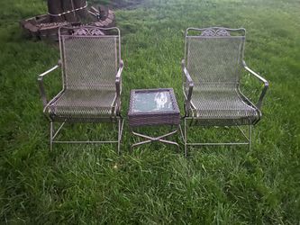 2 bronze metal chairs with side table