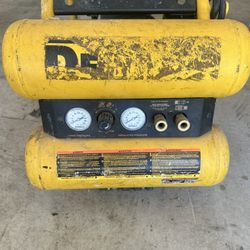 DEWALT 4 GAL TWIN STACKED COMPRESSOR 125PSI