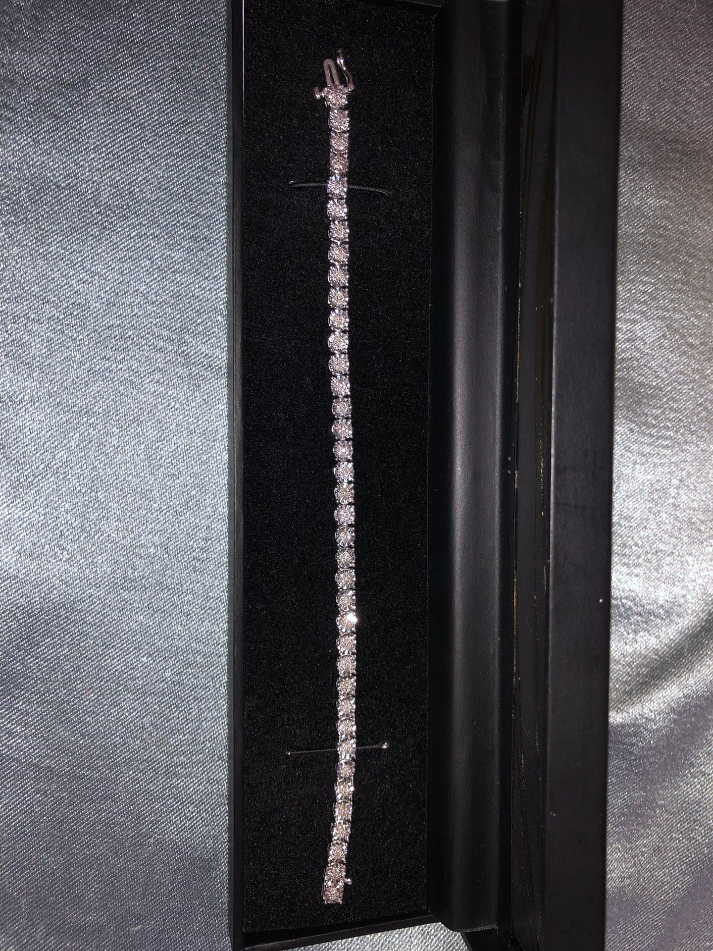 Silver bracelet with diamond / diamond cut charms