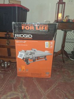 Rigid 7in table top wet tile saw