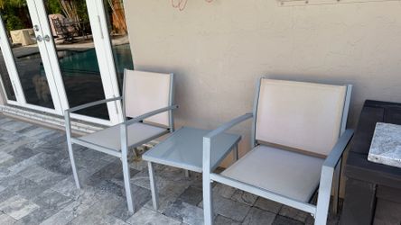 2 chairs and side table