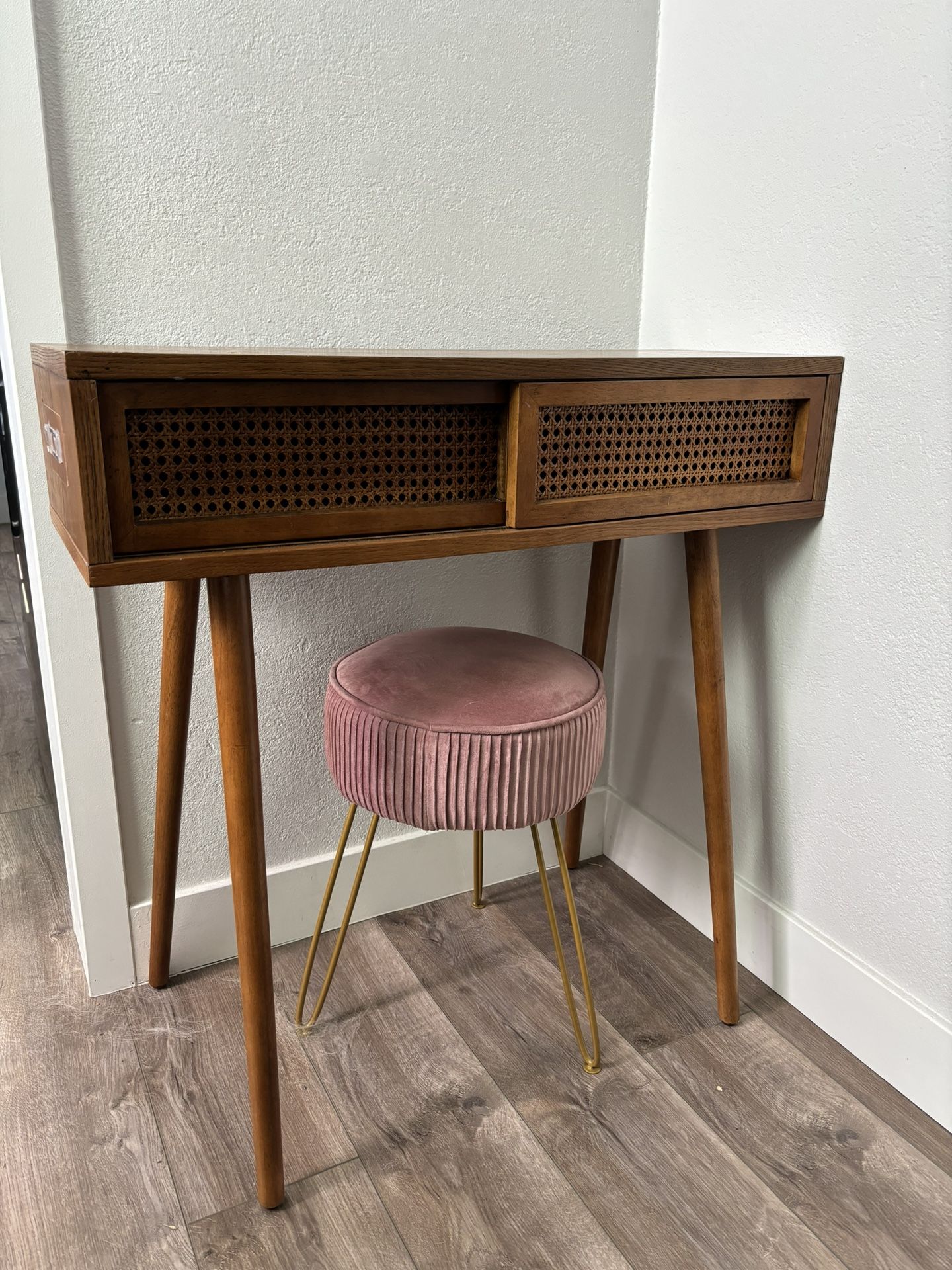 Vanity Desk And Seat 
